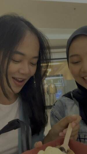 nongkrong cari cafe bagus ketemu temen itu bikin happpy