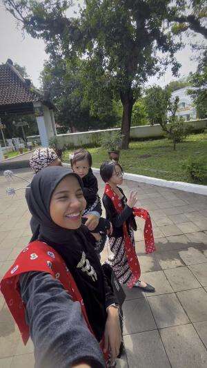 Foto keluarga pakai ada jawa di keraton kesepuhan cirebon 😍  #family #adatjawa 