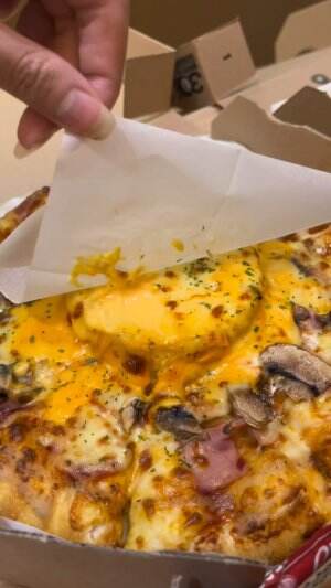 keju apa yang bisa lumer di pizza? cheese volcano pizza domino’s jawabannya