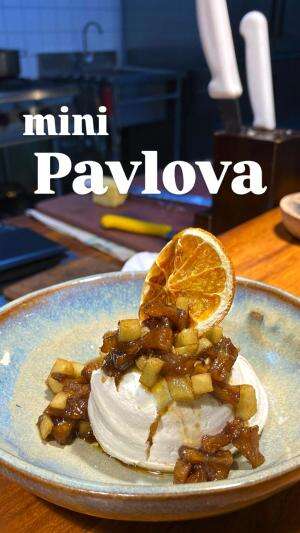 assalamualaikum, perkenalkan saya Anton nugroho. disini saya mau bikin pavlova, saya pakai teknik italian meringue. pavlova w/ apple caramel