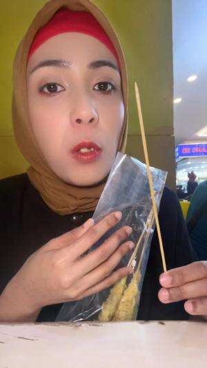 aku gak mau makan telor gulung lagi! soalnya mau tinggal di amerika