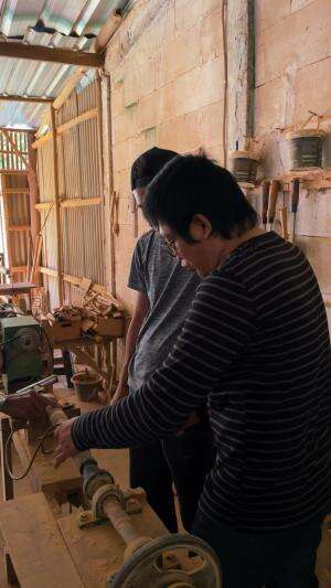 “Bayangin… ada tamu dari Malaysia datang ke workshop kecil kami,
padahal bandara terdekat itu lebih dari 100 km jauhnya!”

“Saya sampai miki