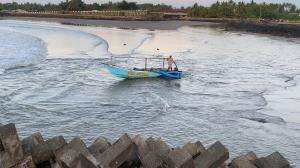 terpaksa harus turun karena air terlalu surut #skills #nelayan