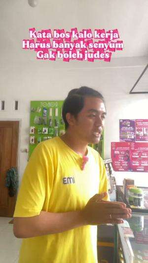 Kata pakbos harus banyak senyum kalo kerja 