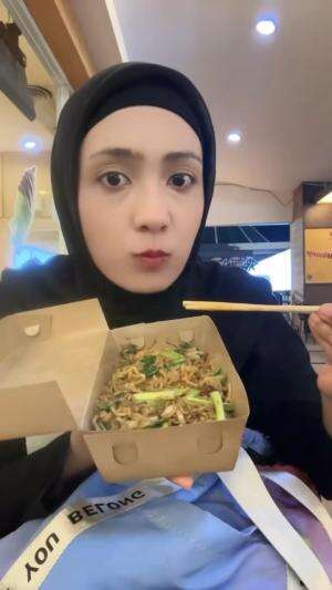 balikin mie goreng kampung ke penjualnya karna mau jadi TKW di jepang