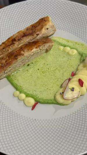 Halo perkenalan nama saya I Made Raditya Dwiki Pramana Putra dish saya hari ini adalah Chicken mousselline, pure brocoli and mash potato wit