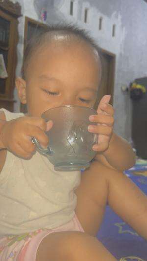Hahaa masya allah kakinya dek minum masa gitu kakinya ya ampun haha