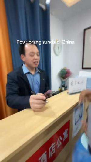 POV: Orang Sunda nyoba check-in di China…
Masalahnya?
👨‍💼 Orang China gak bisa English
🧑 Orang Sunda gak bisa Chinese
Hasilnya? Komunikasi p