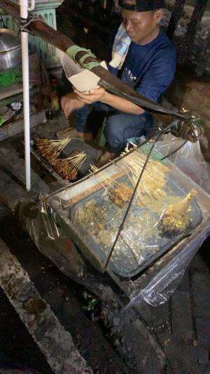 Kulineran malam sate kikil