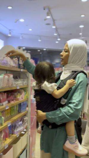 Kenapa gak dari dulu sih ketemu gendongan ini 😍 #momnbaby #cutebaby  #babylucu 