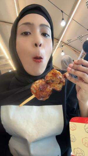 dimsum tuh harusnya dikukus! kok ini dibakar sih? 🙄 