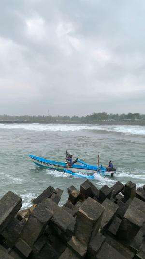 gelombang lumayan tinggi #nelayan #ombak #cuacamendung