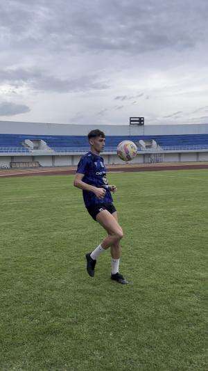 Striker Persiraja, Deri Corfe berlatih bersama Matheus Henrique jelang hadapi PSIM Jogja. #persiraja #loga2indonesia
