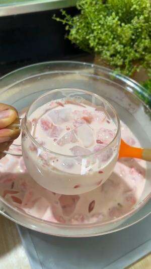 PANAS PANAS GINI ENAKNYA BIKIN YANG SEGER , YUK COBAIN ES SEMANGKA CREAMY YANG SATU INI.