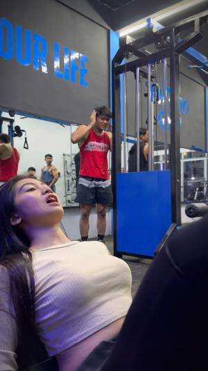 Berisik banget sih kak🤣 #gymmeme #gagalfokus #gymmotivation #fitnes
