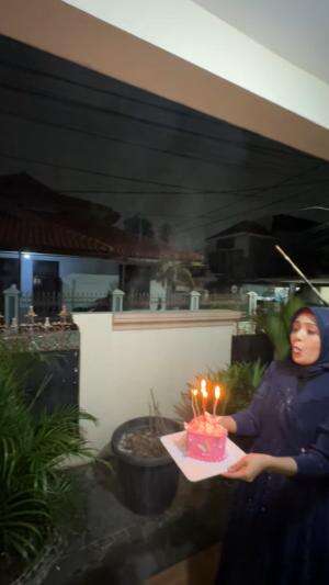 belom ulang tahun kok udah tiup lilin duluan ? 