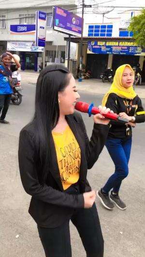 Kerja di pinggir jalan😂😂