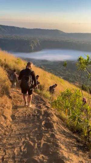 Suasana Pagi di Puncak Gunung Batur