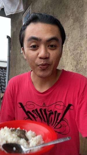 Astagferulloh lagi makan disiram air