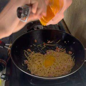 Spageti carbonara egg yolk