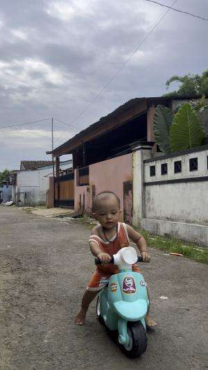 Pinter bangeet mainan vespa ya kak 
