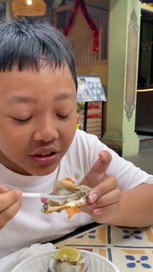 nyobain oyster megalodon kok rasanya gini 