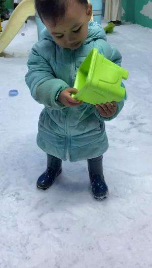 Pertama kalinya Noora main salju  #NooraKhadijahAlKhered  #masyaallahtabarakallah  #creatorpro  #RCTIPlus  #wah saljunya mantap 