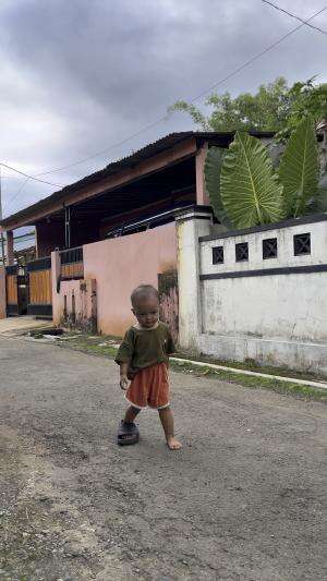 Haha pake sandal om 