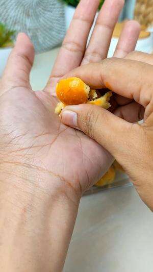 Kue yang wajib Ada nih , siapa yg udah nyicil beli kue dan jajan buat ditaruh atas meja besok??? Gimana nih udah habis dulu/aman ?