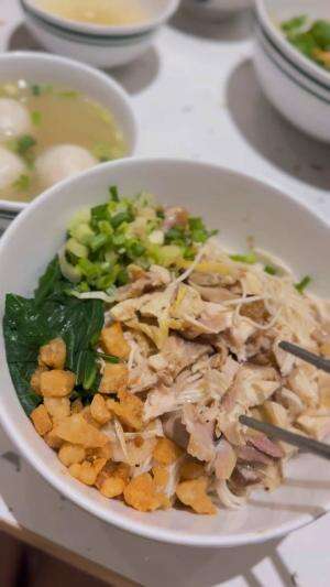 Misoa ayam di naked papa, jakarta barat
