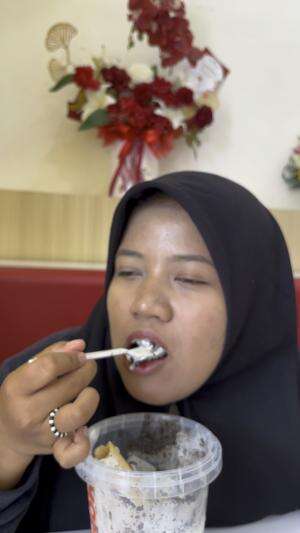 Gimana gaess yakin nggak pengen sama eskrim yang satu ini heehe #eskrim #momoyo #enak #sedap #mantapbetul #RCTIPlus  #HOTrctiplus  #RCTIoke 