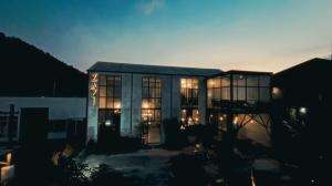 Ngopi sambil nikmatin sunset