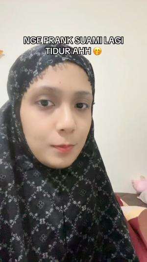 nge prank suami lagi tidur jadi mermaid 