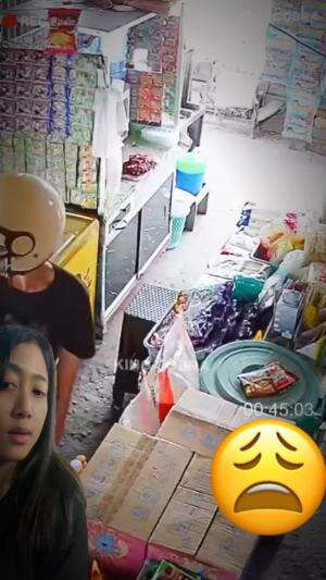 Seorang pria mencuri beras 