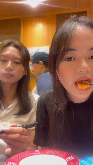 makan sushi kesukaankuuuu, salmon kenapa enak banget ya?