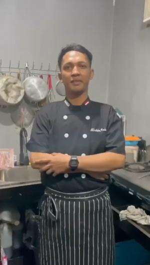 I’m Ibrahim aminulloh ,saya memperkenalkan hidangan fusion westernxtradisional (chiken kargae sambel bawang)
