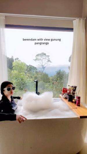 berendam dengan pemandangan alam  