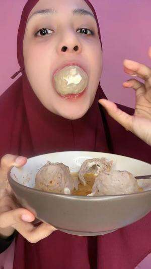 hati-hati makan bakso keju moncrot ini! bisa dimarahin emak!