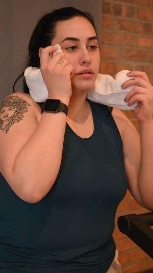 Banyak yang kira keringat itu bau…
Padahal yang bikin bau itu bakterinya, bukan keringatnya! 🦠
Yuk, lebih paham biar nggak salah paham~ #Fak