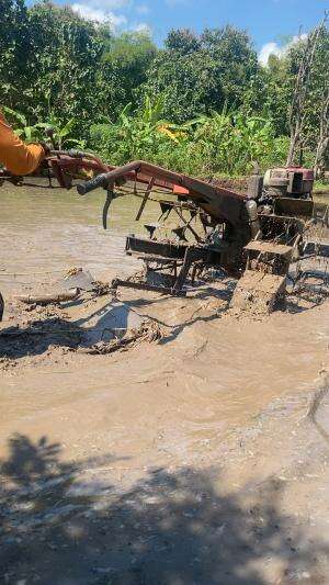 Cara membajak sawah dengan mudah menggunakan mesin traktor #traktor  #tipspertanian  #inovasipertanian #Ngopi Syahdu di tengah sawah kota Ke