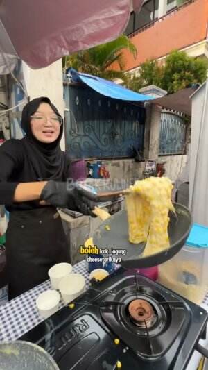 setelah gagal bikin jagung cheese tarik, akhirnya beli jagung cheese tarik di luar aja 