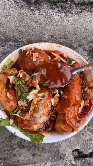 Makan bakso 