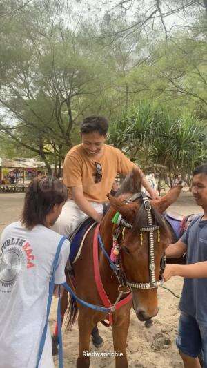 Naik kuda enak juga.  #pets 