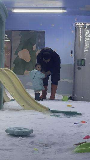 Si cantik main di salju sama abahnya  #NooraKhadijahAlKhered  #masyaallahtabarakallah  #creatorpro  #RCTIPlus  #wah saljunya mantap 