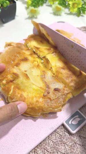 Martabak Telur super praktis ini bisa jadi cemilan keluarga, yuk cobain resepnya