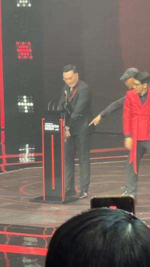 KETIKA 2 PELOPOR PODCAST INDONESIA TERIMA PENGHARGAAN BERSAMA 