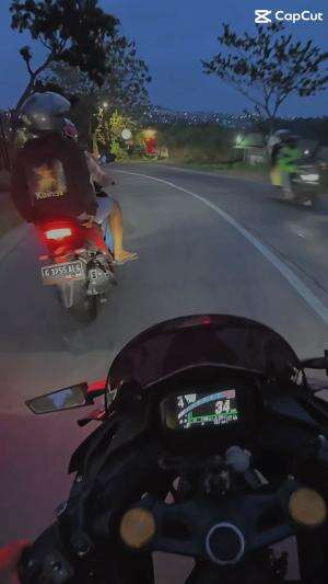 Nggak perlu kenceng2, emang mau ngejar siapa??toh dia udah ada yang punya…