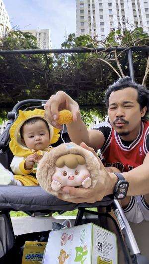 Himawari dan bapaknya lagi unboxing blindbox