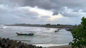 melihat aktivitas nelayan pantai selatan di pagi hari