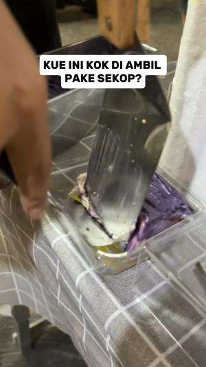 cake ini disodok pake sekop 